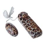 Vibrador Capsula Wild Passion Bullet Multivelocidade com Controle Remoto com Fio - 5,5 x 2,5 cm - Cor Leopardo